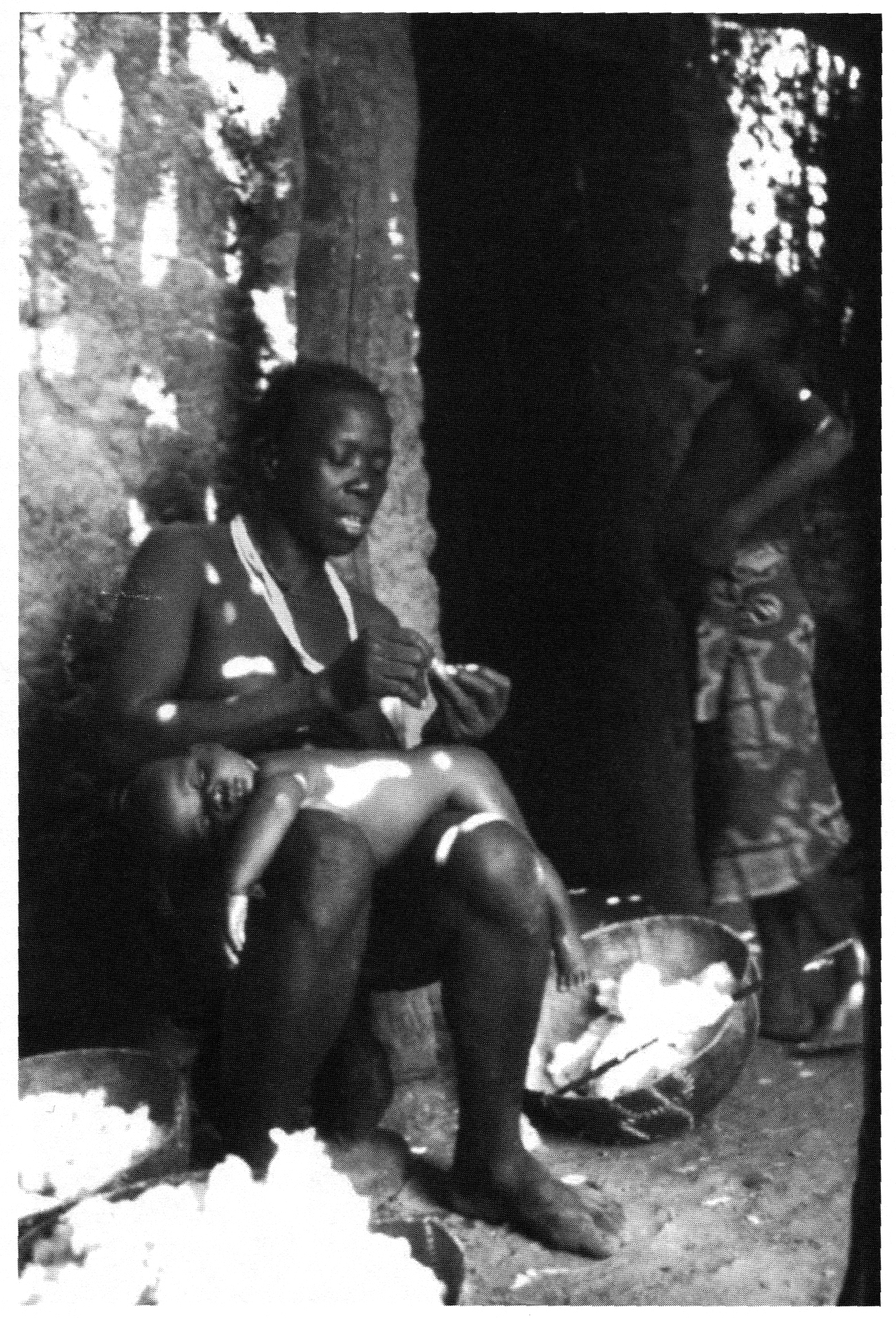 PD - Dogon mother spinning cotton with child on her lap