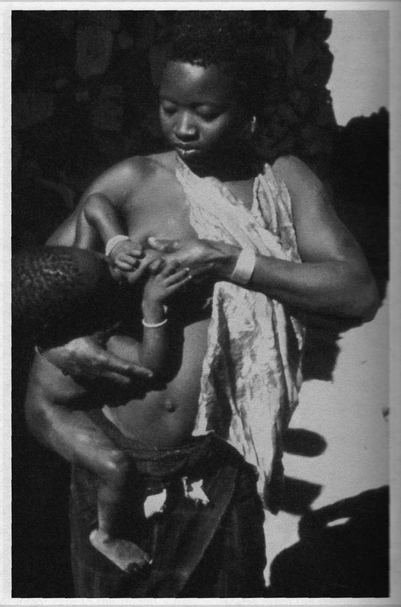 PE - Dogon mother breastfeeding her child